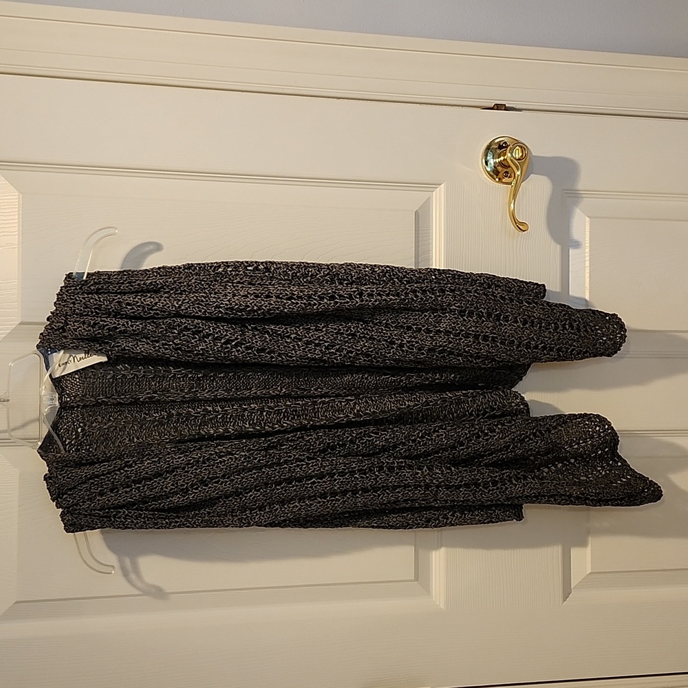 Loose weave , dark gray versatile wrap .